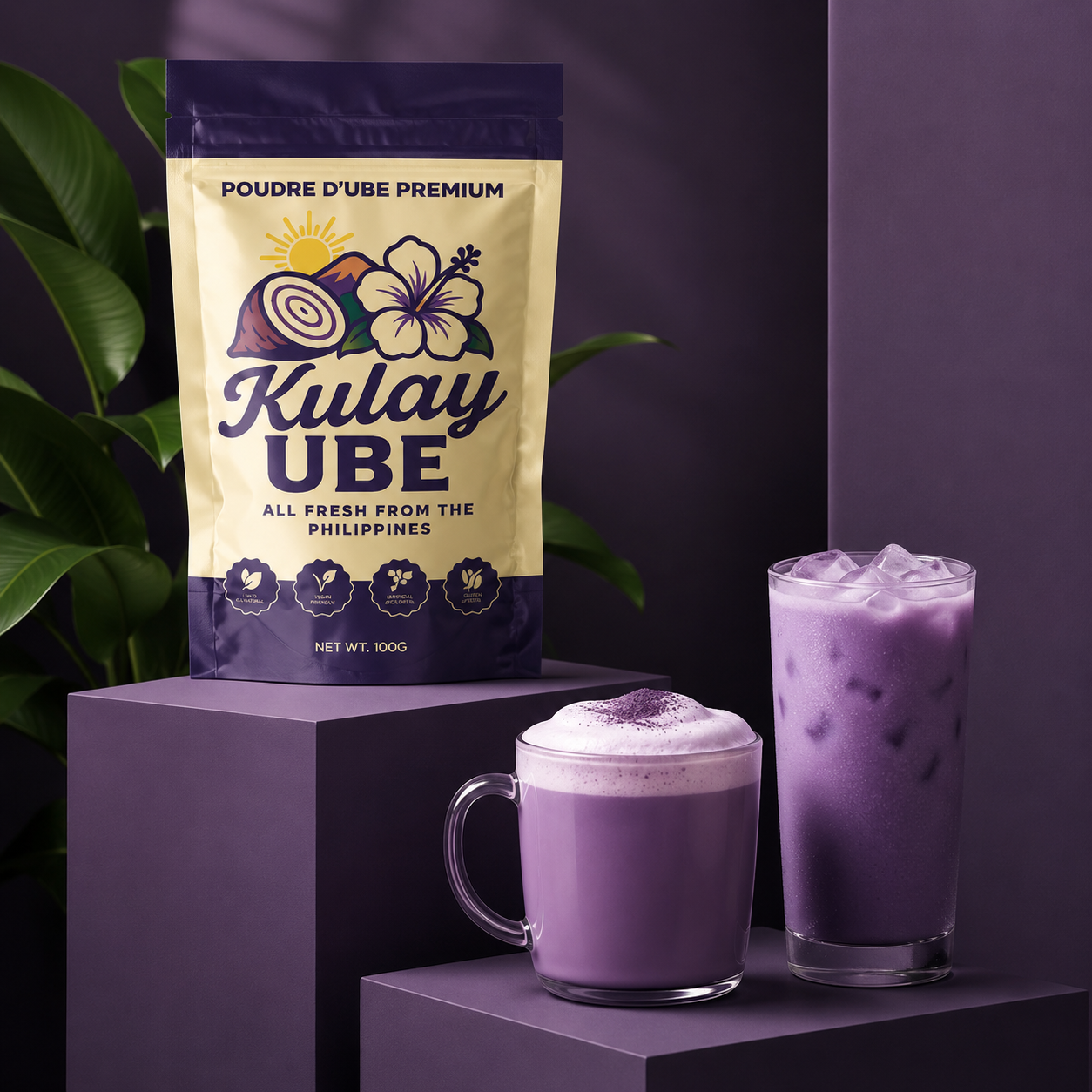 Sachet Kulay Ube présenté avec un latte et une boisson glacée à l'ube