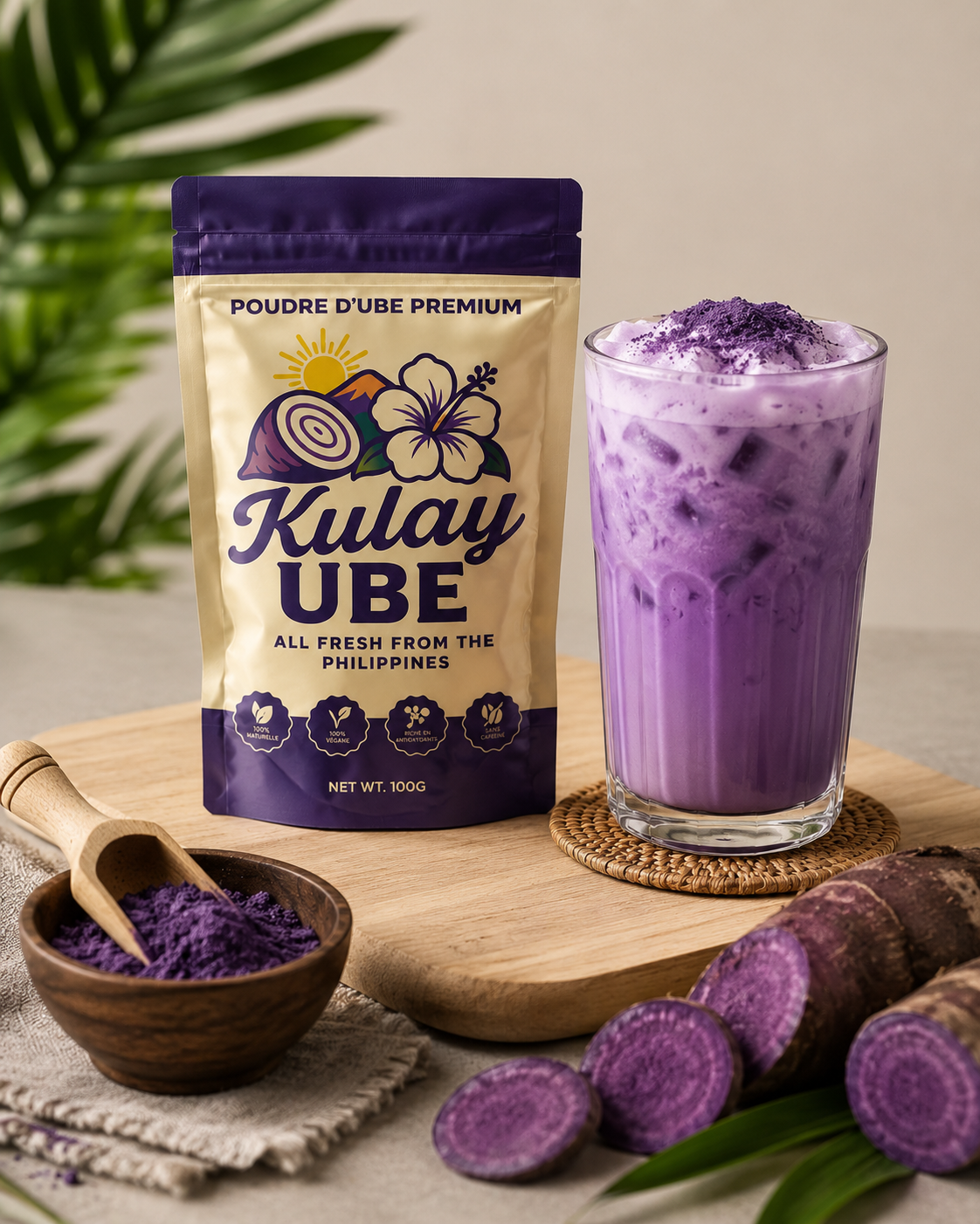 Grand verre de boisson glacée à l'ube à côté du sachet Kulay Ube