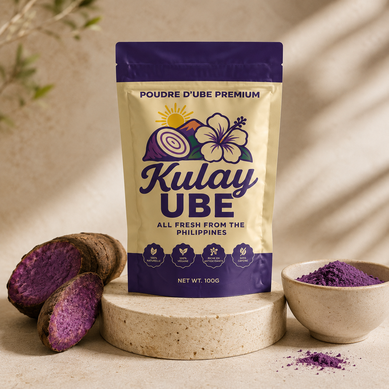 Sachet Kulay Ube présenté sur un socle avec des tubercules d'ube et un bol de poudre