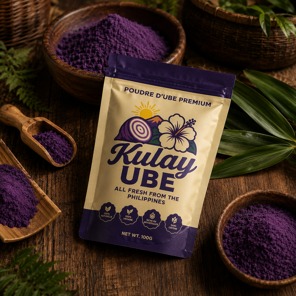 Bols et cuillères de poudre d'ube violette autour du sachet Kulay Ube sur bois